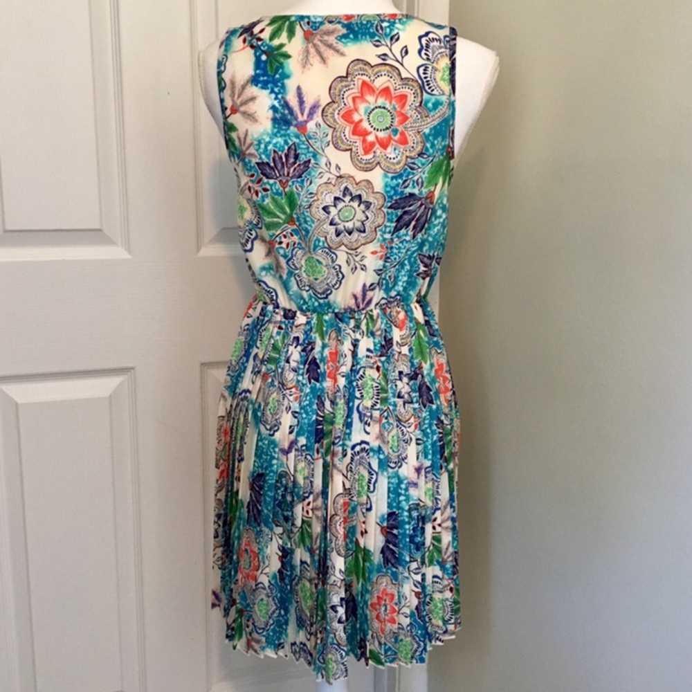 EVERLY Floral Sleeveless Pleated Dress - Picture 4 of 9